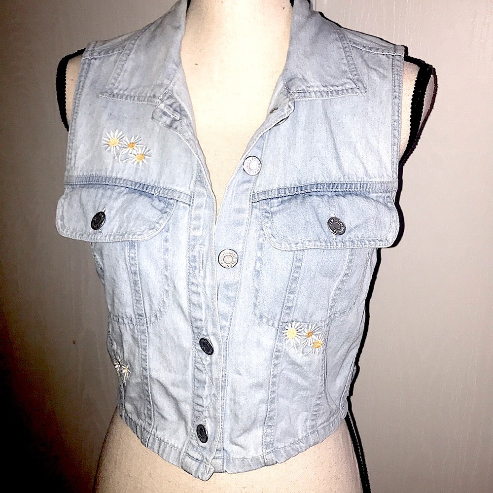 Cute Vest Button down - Picture 3 of 9